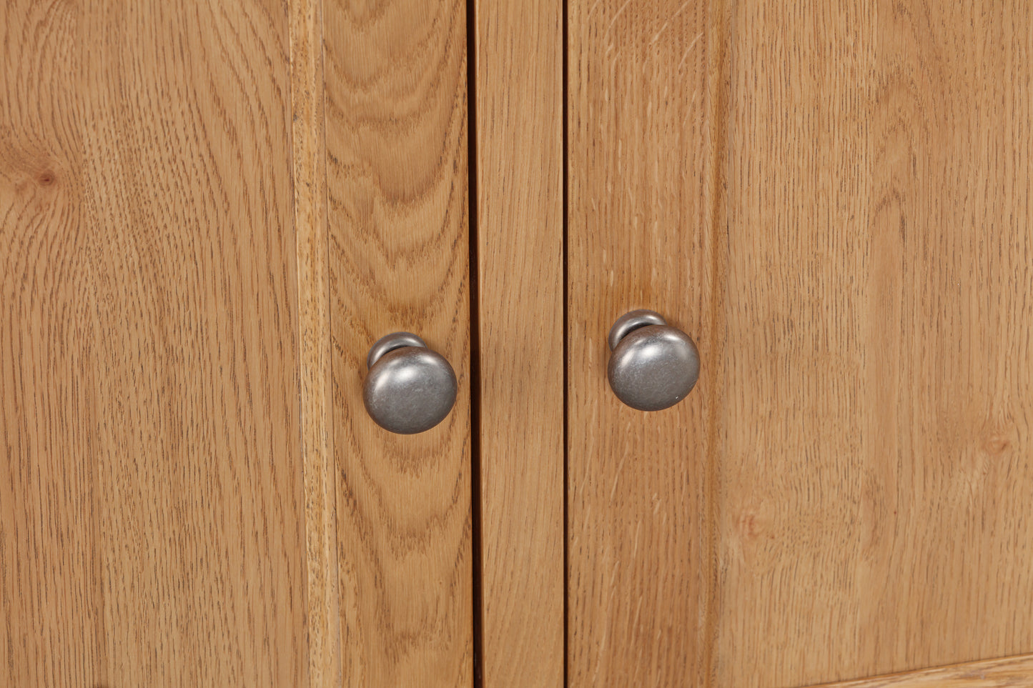 160-09 Kingsbury Oak 3 Door Sideboard