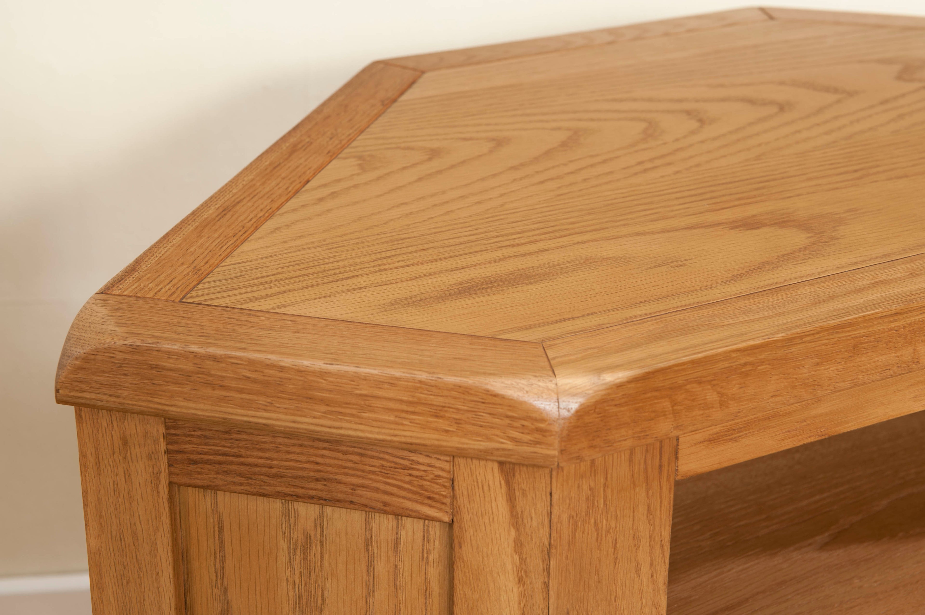 25-06 Shrewsbury Corner TV Unit